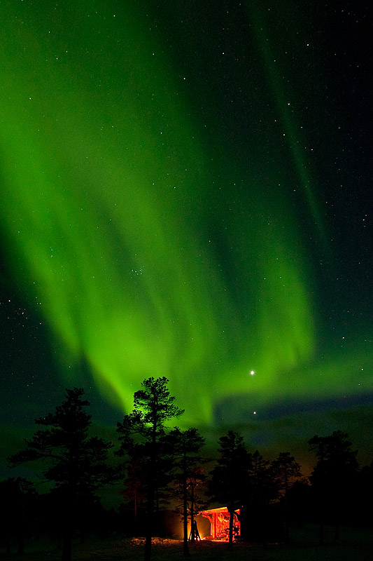 Northern-Lights-over-Norwegian-Shelter